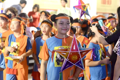 Thiếu nhi phường Hoàn Kiếm tưng bừng rước đèn, phá cỗ trong “Đêm hội Trăng rằm 2025”