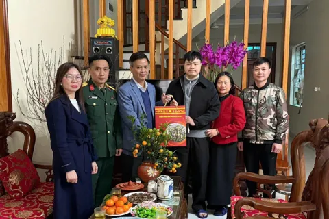 Lãnh đạo xã Hòa Lạc thăm, tặng quà thanh niên nhập ngũ năm 2026