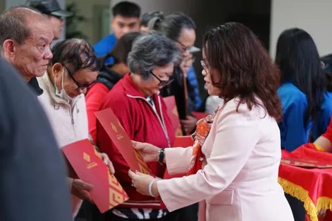 Phường Cửa Nam tặng quà Tết cho hơn 720 gia đình chính sách, hoàn cảnh khó khăn
