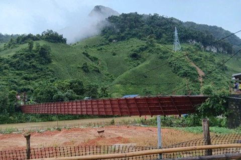 Điện Biên: cầu treo Pa Thơm lật nghiêng, 3 người rơi xuống sông