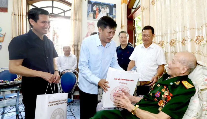 Phó Trưởng Ban Nội chính Trung ương thăm, tặng quà nhân dịp 27/7 tại Sơn La
