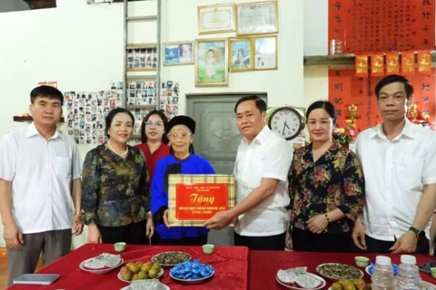 Lạng Sơn thăm, tặng quà các gia đình chính sách nhân kỷ niệm Ngày Thương binh - Liệt sĩ