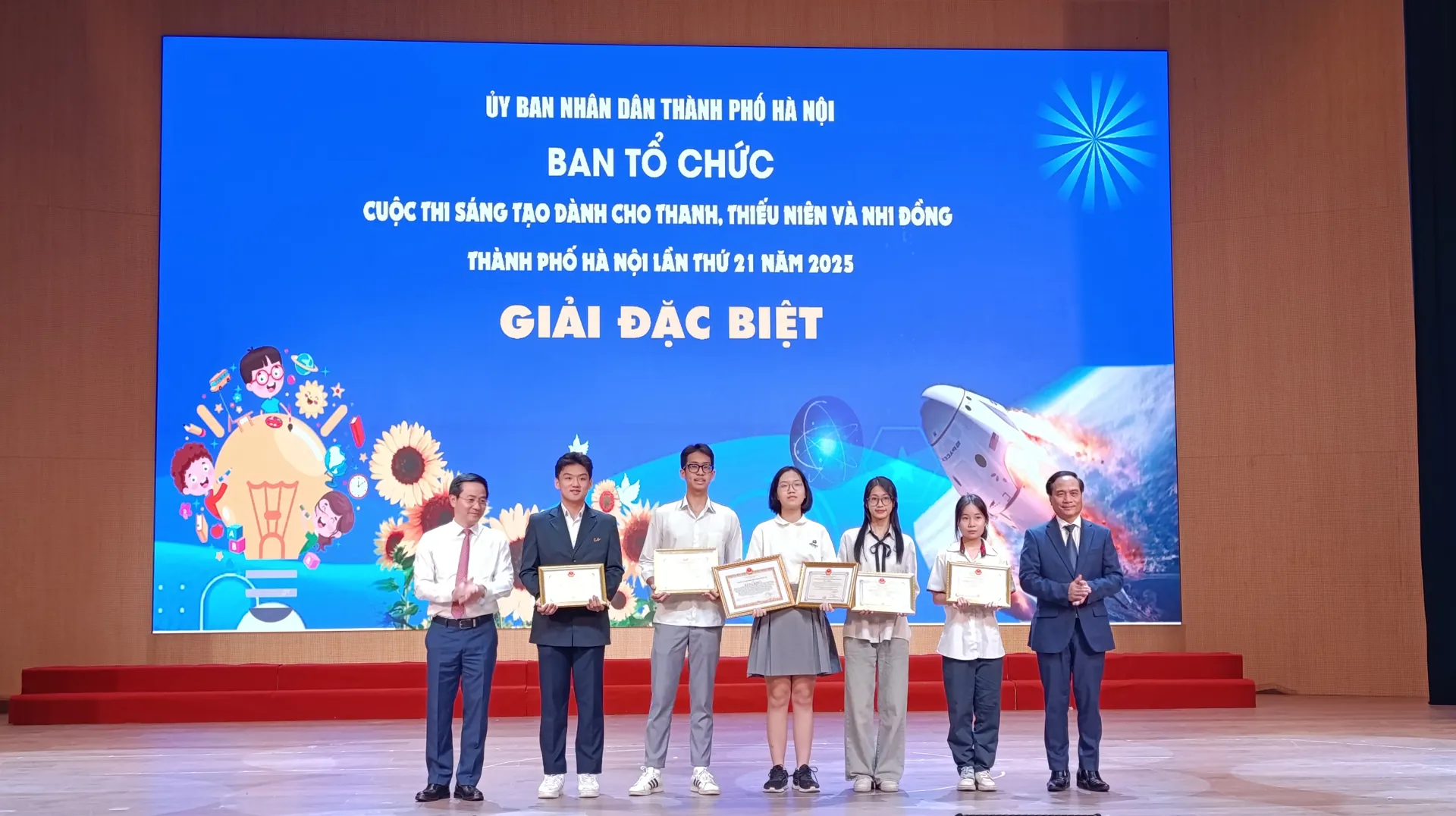 Đề tài “Trợ lý AI hỗ trợ khám phá nội dung sách giáo khoa qua lăng kính tò mò” đạt giải đặt biệt