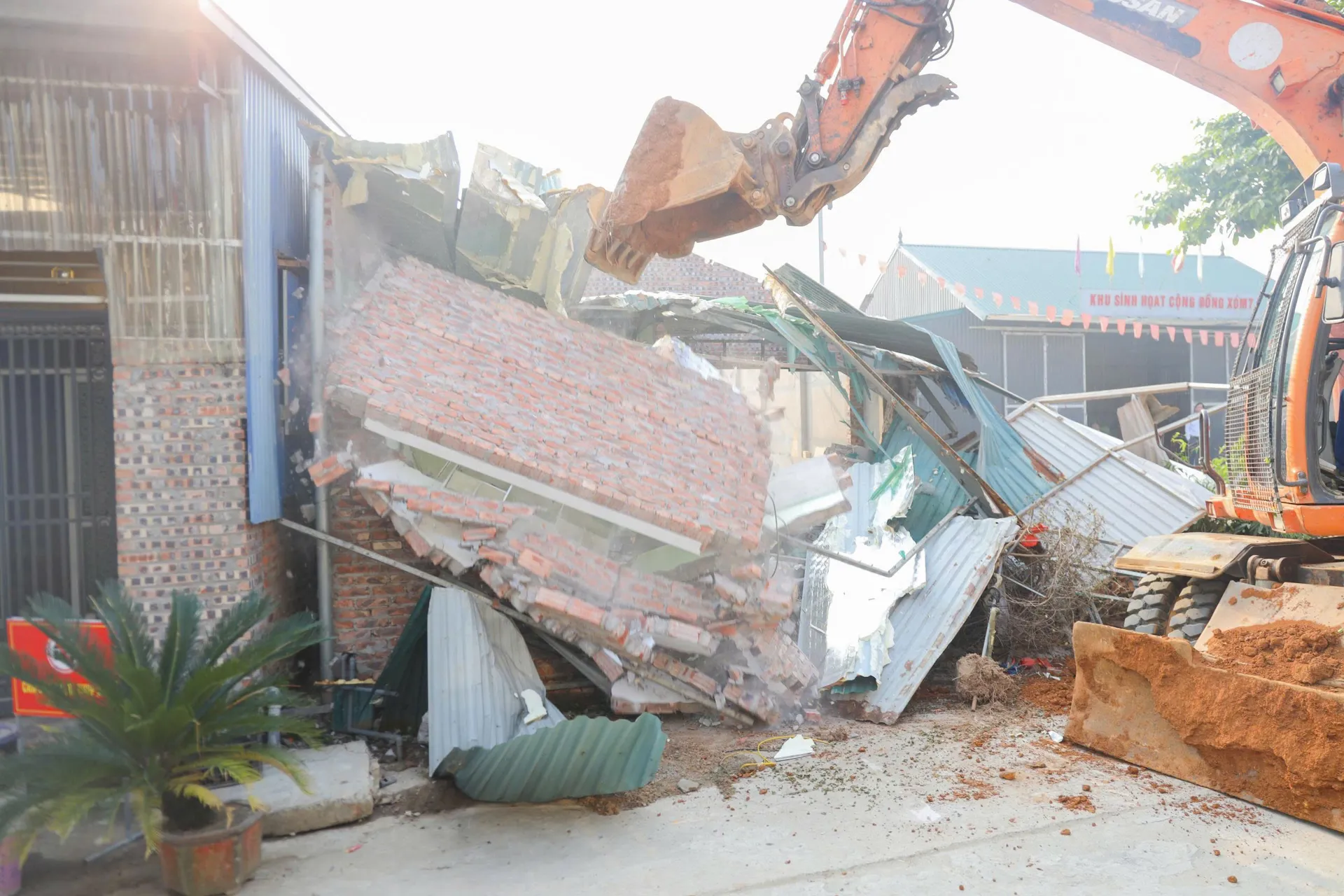 Xã Kiều Phú cưỡng chế, buộc tháo dỡ toàn bộ công trình vi phạm trên đất công