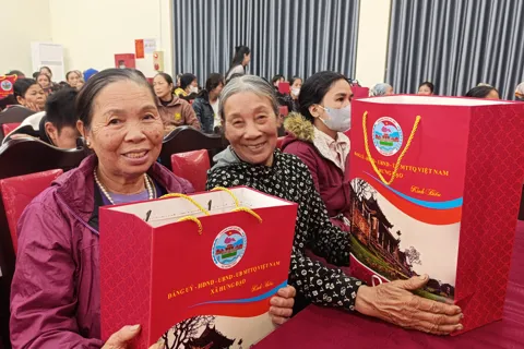 Chương trình “Xuân yêu thương – Tết sum vầy” xã Hưng Đạo: Người dân nhận xe máy, sổ tiết kiệm đón Tết