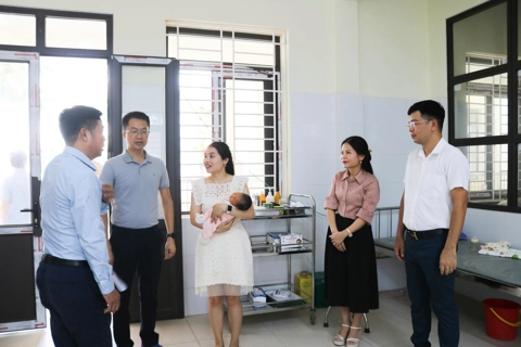Lãnh đạo xã Quốc Oai thăm hỏi, động viên cháu bé bị bỏ rơi ở khu đô thị Ceo