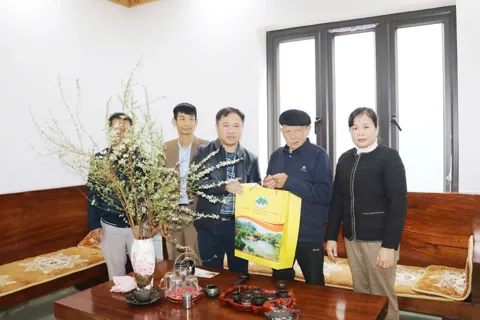 Xã Quốc Oai thăm, tặng quà người cao tuổi và đối tượng chính sách dịp Tết Bính Ngọ 2026