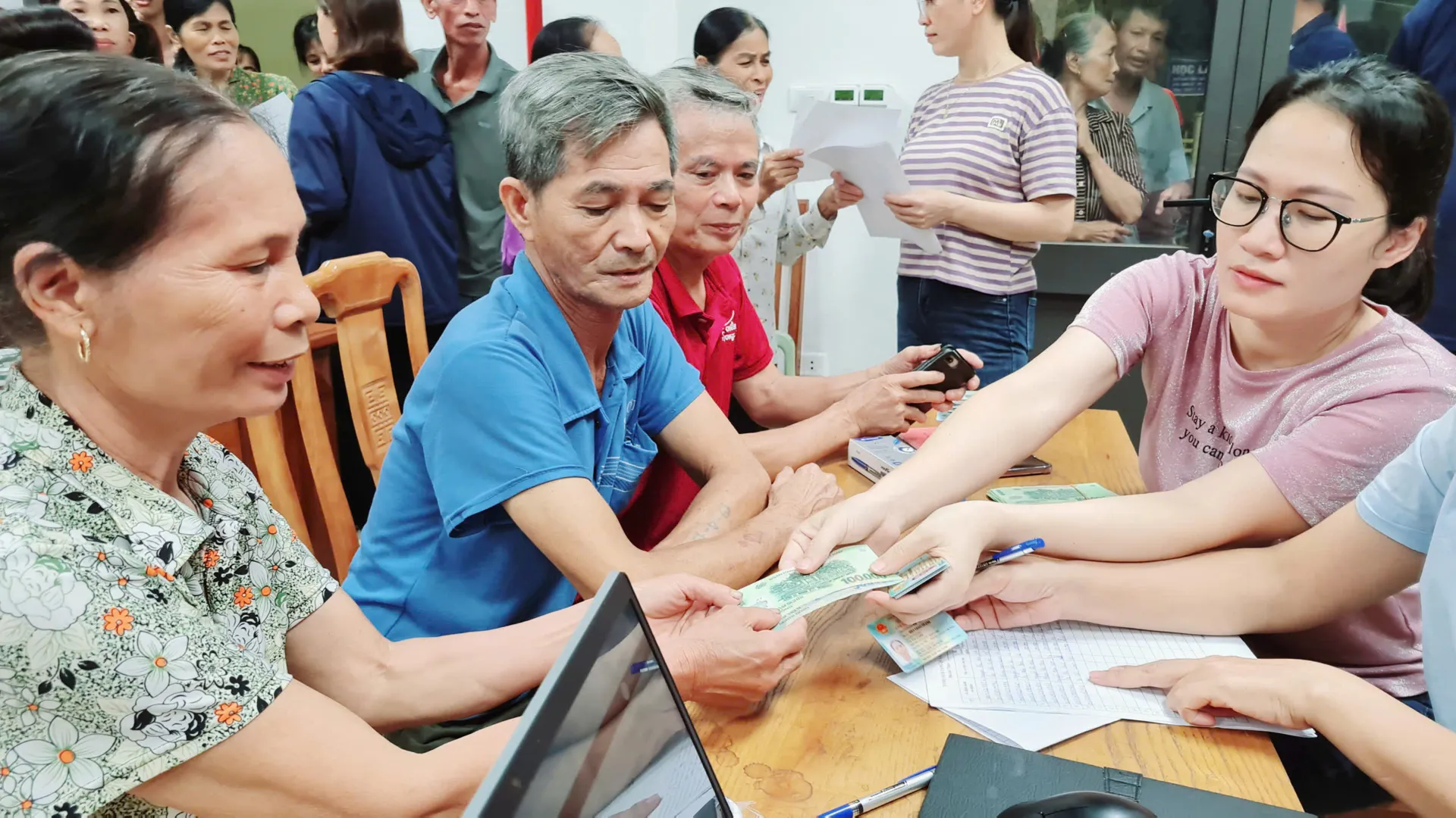Xuyên đêm chi trả quà 2/9, Quốc Oai mang niềm vui kịp thời đến người dân