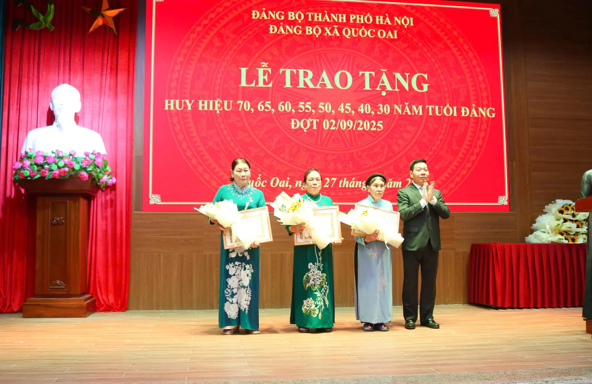 Xã Quốc Oai: Trao Huy hiệu Đảng cho 59 đảng viên dịp Quốc khánh 2/9