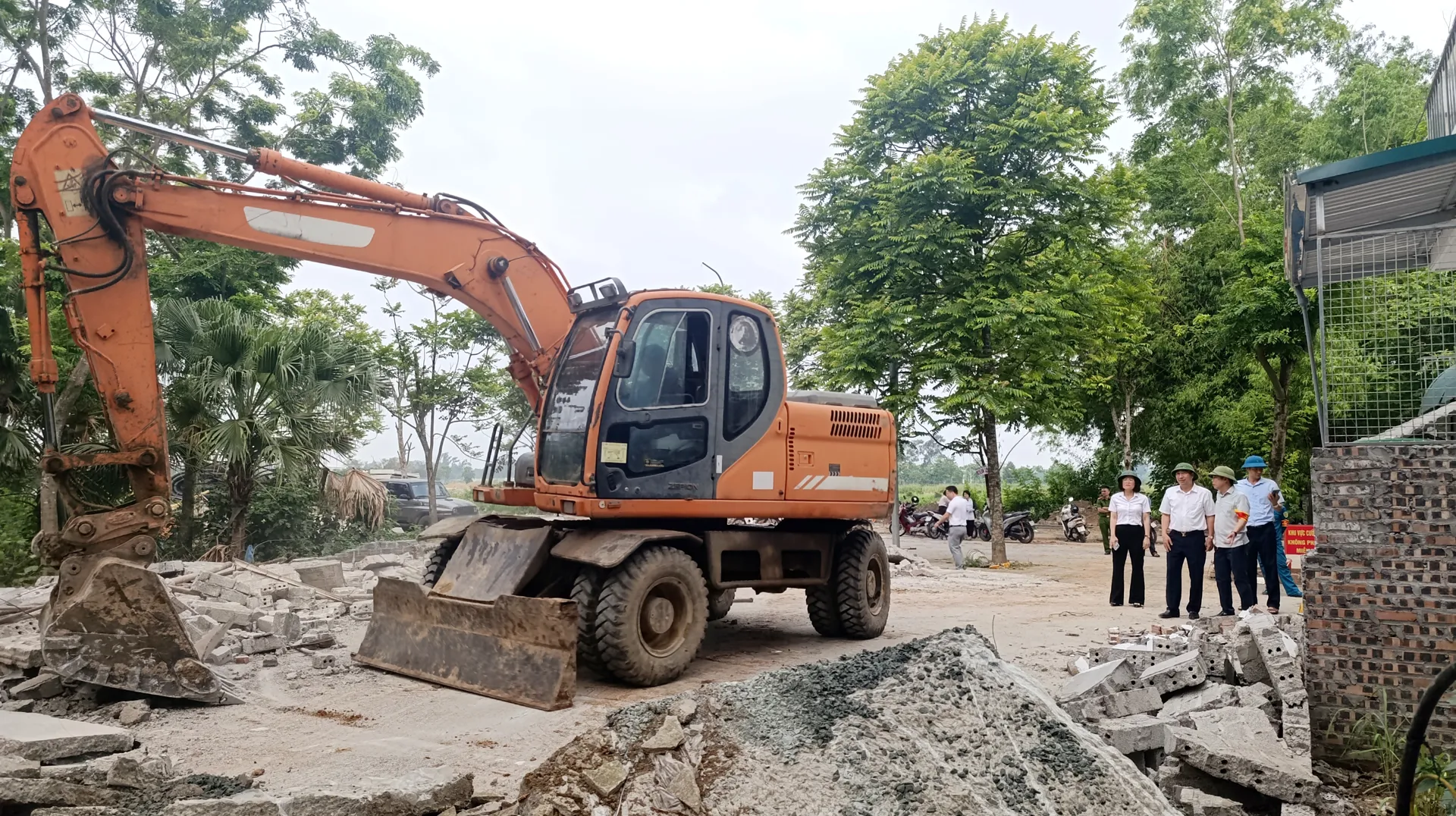 Quốc Oai đồng loạt ra quân xử lý vi phạm đất đai, trật tự xây dựng