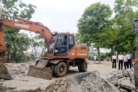 Quốc Oai đồng loạt ra quân xử lý vi phạm đất đai, trật tự xây dựng
