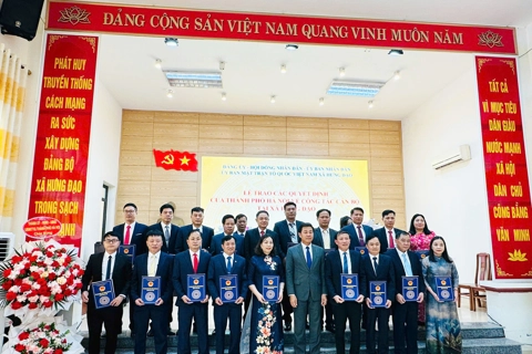 Công bố các Quyết định về tổ chức bộ máy và nhân sự xã Hưng Đạo