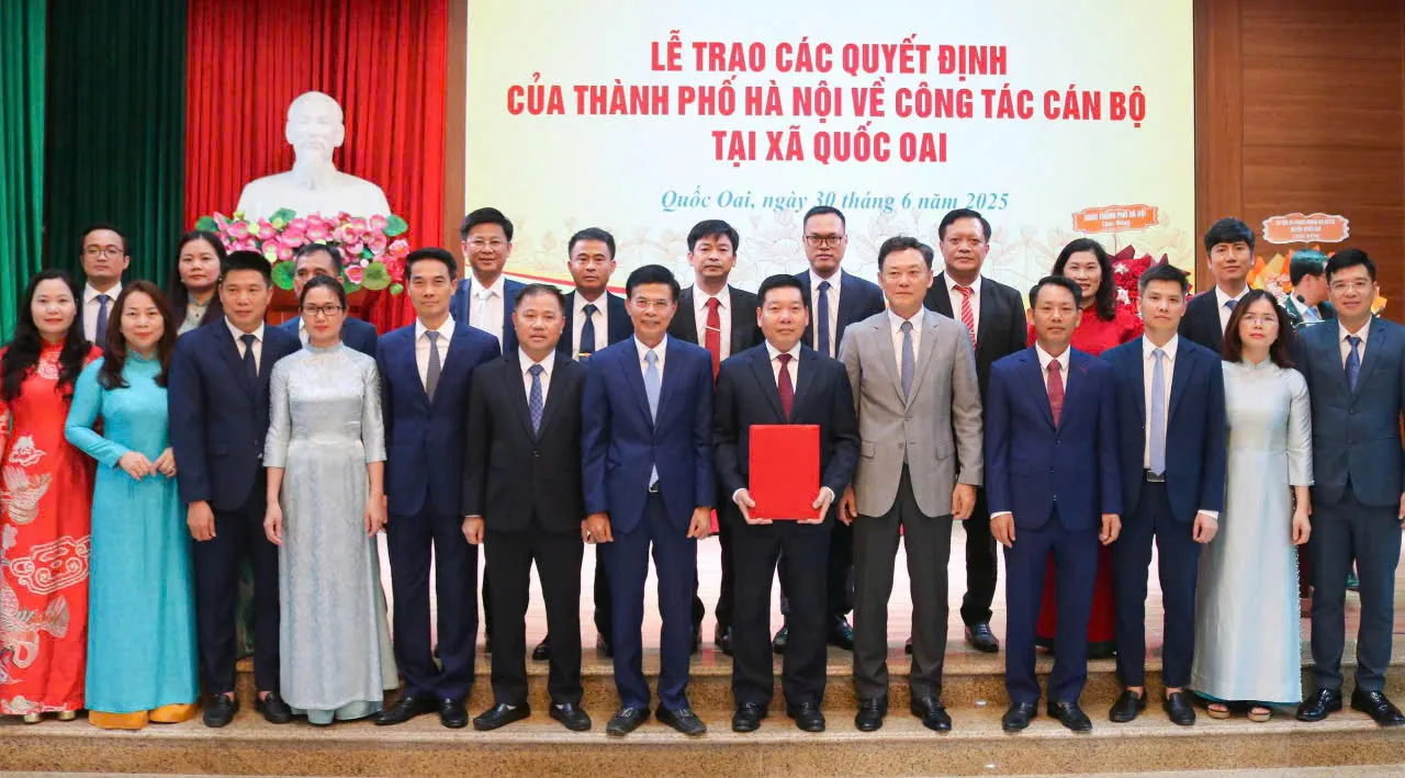 Công bố các quyết định về tổ chức bộ máy xã Quốc Oai