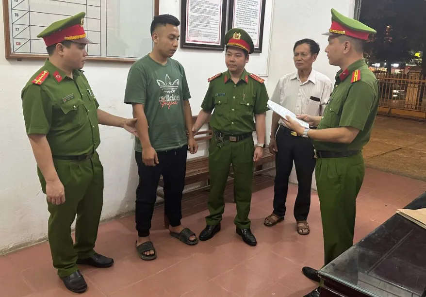 Phú Thọ: Bắt giữ khẩn cấp hai thanh niên khai thác đất trái phép tại xã Thạch Khoán