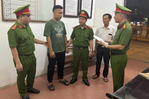 Phú Thọ: Bắt giữ khẩn cấp hai thanh niên khai thác đất trái phép tại xã Thạch Khoán