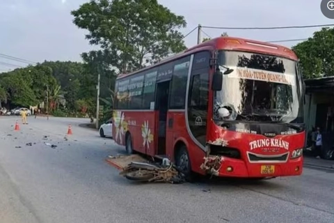 Tuyên Quang: xe máy vào cua tốc độ cao, đối đầu xe khách khiến một người tử vong
