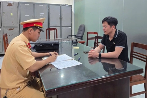 Tài xế lùi xe trên cao tốc Hà Nội - Thái Nguyên bị phạt 35 triệu đồng, trừ 10 điểm giấy phép lái xe

