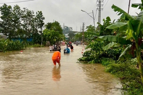 Quốc lộ 2 qua Tuyên Quang ngập sâu do mưa giông, giao thông ùn tắc nghiêm trọng
