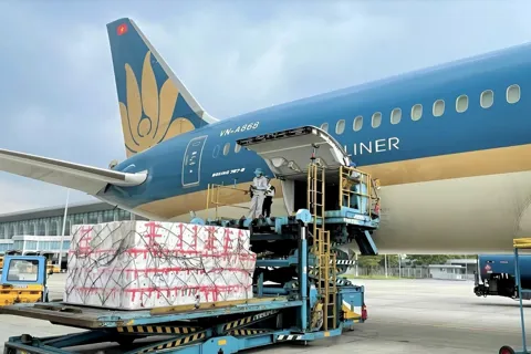 Hơn 30 tấn hàng cứu trợ được Vietnam Airlines đưa đến vùng lũ