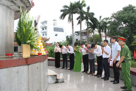 Lãnh đạo xã Mỹ Đức dâng hương tưởng niệm các anh hùng liệt sĩ