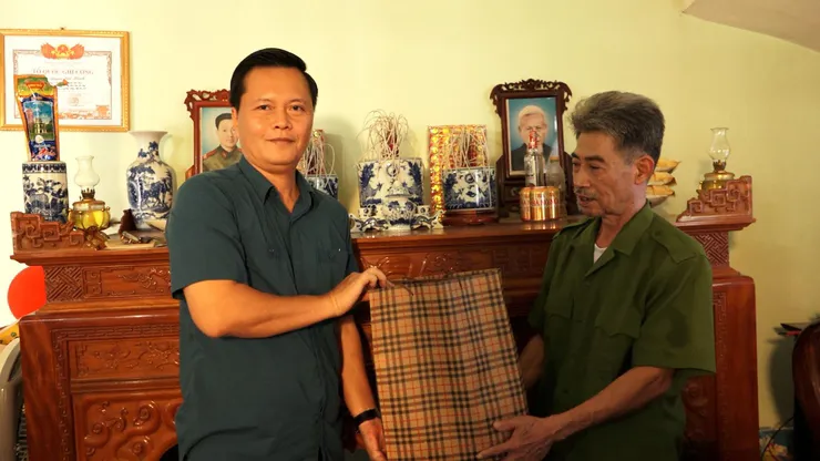 Xã Hương Sơn: Thăm hỏi, tặng quà tri ân các gia đình chính sách
