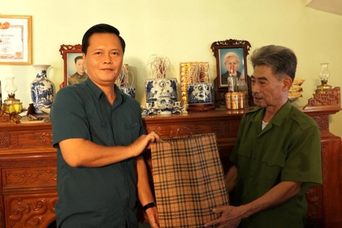 Xã Hương Sơn: Thăm hỏi, tặng quà tri ân các gia đình chính sách