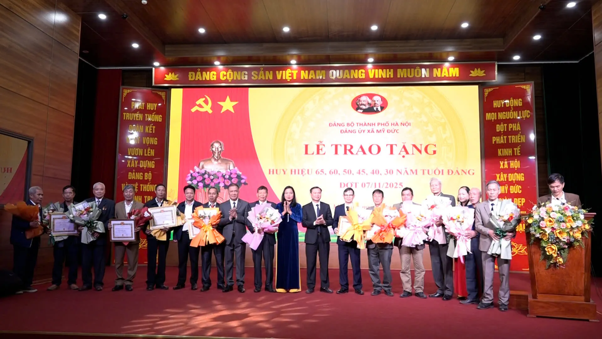 Xã Mỹ Đức: trao Huy hiệu Đảng đợt 7/2025 và công bố các quyết định về công tác cán bộ