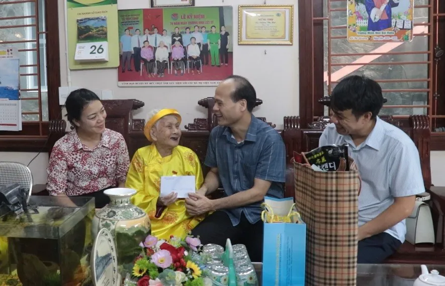 Lãnh đạo xã Mỹ Đức thăm, tặng quà gia đình người có công