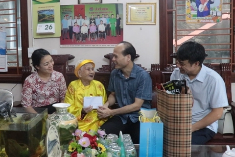 Lãnh đạo xã Mỹ Đức thăm, tặng quà gia đình người có công