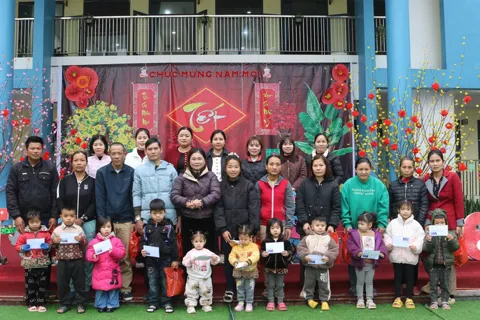 Xã Mỹ Đức: Mang Tết đến với học sinh dân tộc thiểu số có hoàn cảnh khó khăn