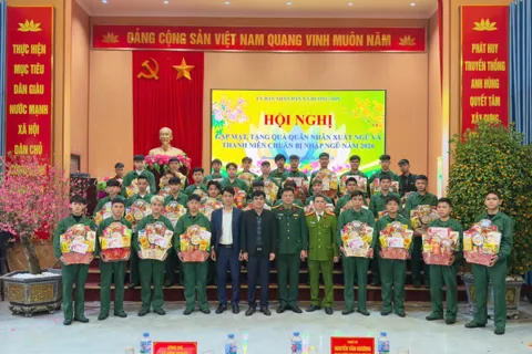 Xã Hương Sơn: tặng quà công dân thực hiện nghĩa vụ quân sự 2026