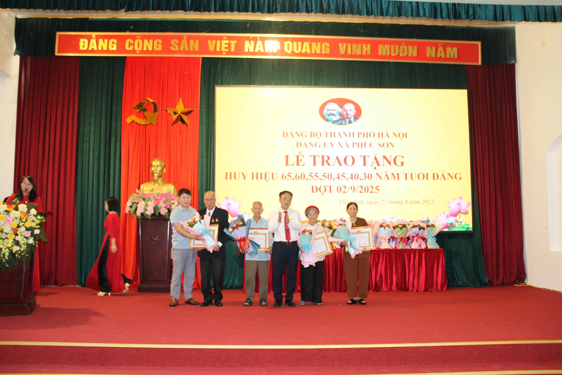 Tặng, truy tặng Huy hiệu Đảng cho 46 đảng viên xã Phúc Sơn
