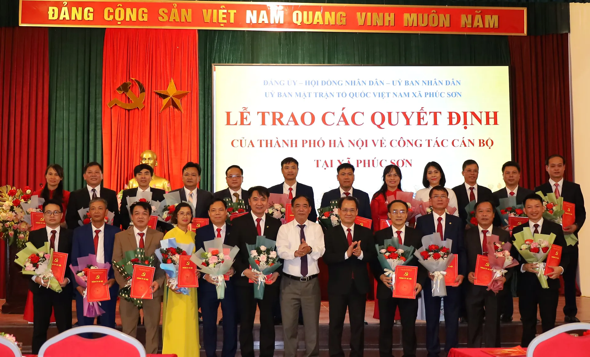 Trao quyết định thành lập Đảng bộ và các chức danh cán bộ xã Phúc Sơn