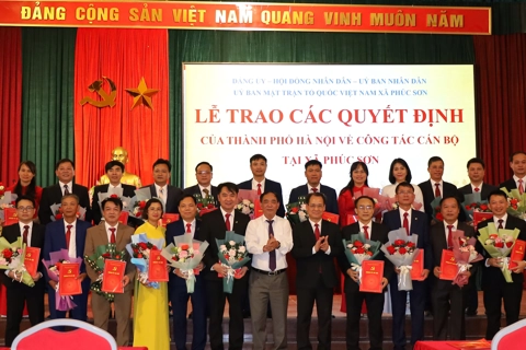 Trao quyết định thành lập Đảng bộ và các chức danh cán bộ xã Phúc Sơn