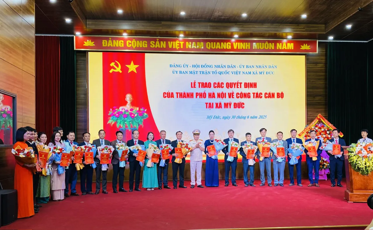 Trao các Quyết định của Thành phố về công tác cán bộ tại xã Mỹ Đức