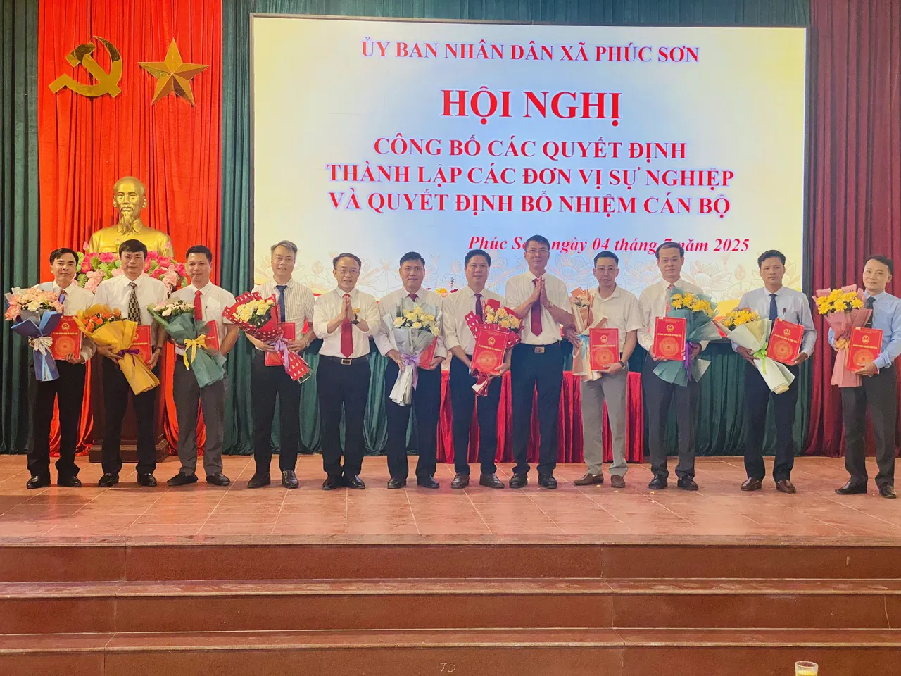 Xã Phúc Sơn: trao các quyết định về công tác cán bộ