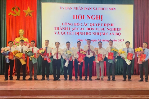 Xã Phúc Sơn: trao các quyết định về công tác cán bộ