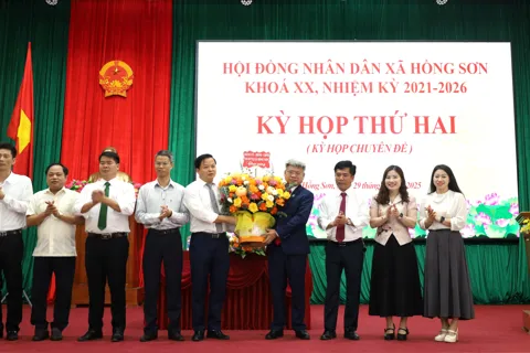 Đồng chí Trương Anh Tuấn được bầu giữ chức Phó Chủ tịch UBND xã Hồng Sơn