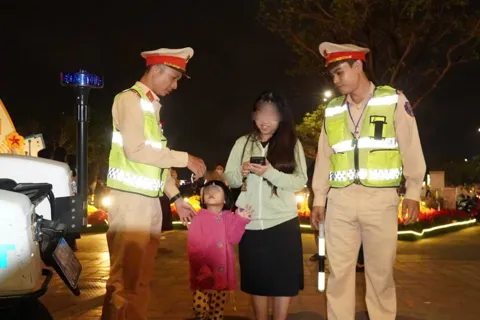 Cảnh sát giao thông kịp thời hỗ trợ 2 cháu bé đi lạc trong đêm giao thừa