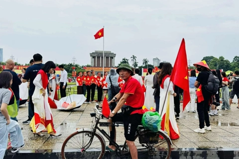 Hành trình “đưa cha ra Hà Nội” trong ngày lễ lớn