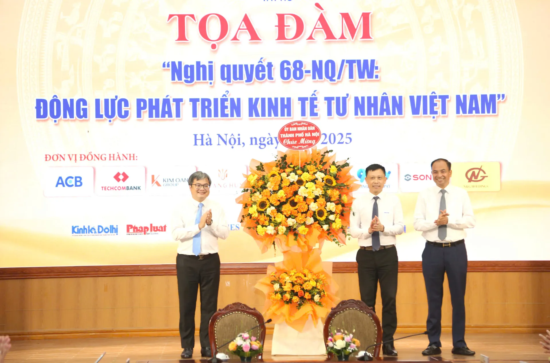 Toàn cảnh Tọa đàm “Nghị quyết 68-NQ/TW: Động lực phát triển kinh tế tư nhân Việt Nam” 
