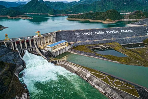 Hồ thủy điện đồng loạt mở cửa xả, người dân cần cảnh giác