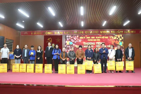 Phường Định Công: Trao 380 phần quà cho người nghèo, người lao động khó khăn