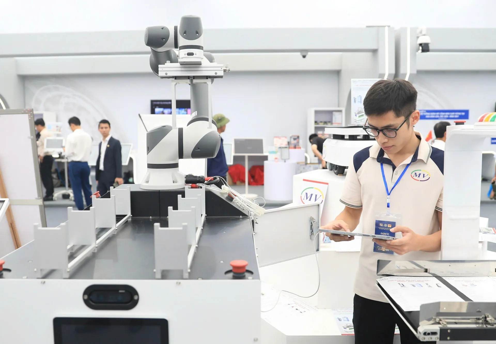 Robot “Make in Vietnam”: Bước tiến chiến lược từ phòng thí nghiệm ra đời sống