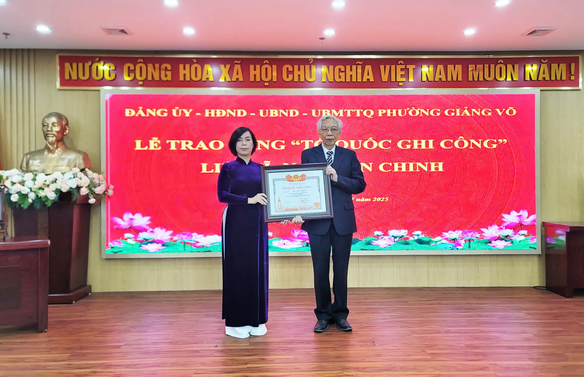 Phường Giảng Võ: Trao Bằng “Tổ quốc ghi công” cho thân nhân gia đình liệt sĩ