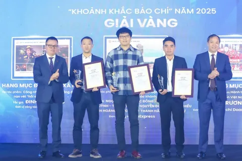 Lễ trao Giải ảnh 'Khoảnh khắc Báo chí' 2025: Tôn vinh các tác giả xuất sắc, đi cùng đất nước và đồng hành với Nhân dân