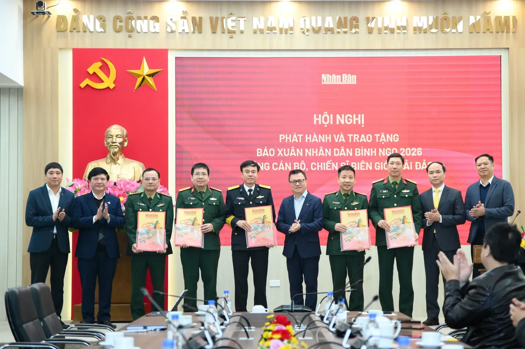Báo Nhân Dân trao 40.000 số báo Xuân Bính Ngọ tặng cán bộ, chiến sĩ biên giới, hải đảo
