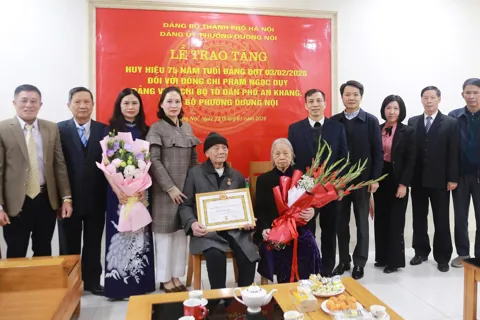 Phường Dương Nội: Trao tặng huy hiệu 75 năm tuổi Đảng cho đảng viên lão thành
