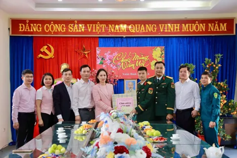 Lãnh đạo phường Dương Nội thăm, chúc Tết, tặng quà các đơn vị trực Tết
