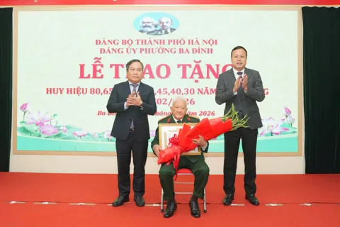 Chủ tịch UBND Thành phố trao Huy hiệu Đảng đợt 3/2 tại phường Ba Đình